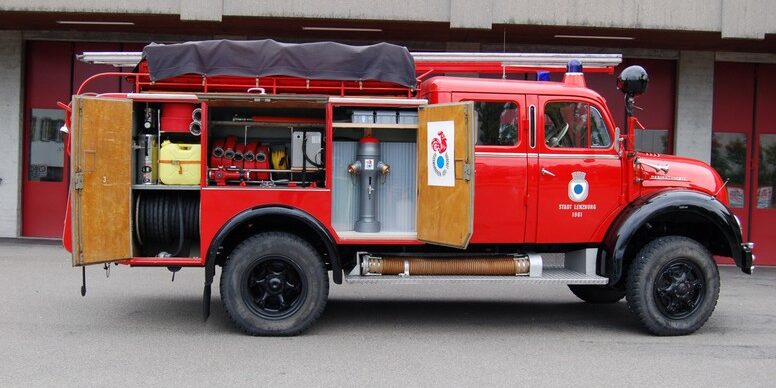 fwv-feuerwehr-lenzburg-tanker-61-seitenansicht-rechts-offen