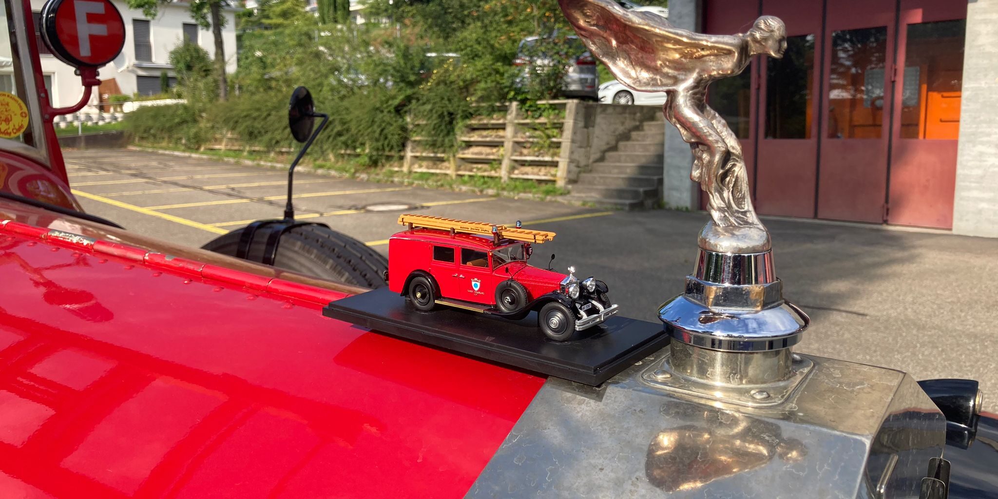 fwv-feuerwehrverein-lenzburg-rolls-royce-modell-auf-haube2