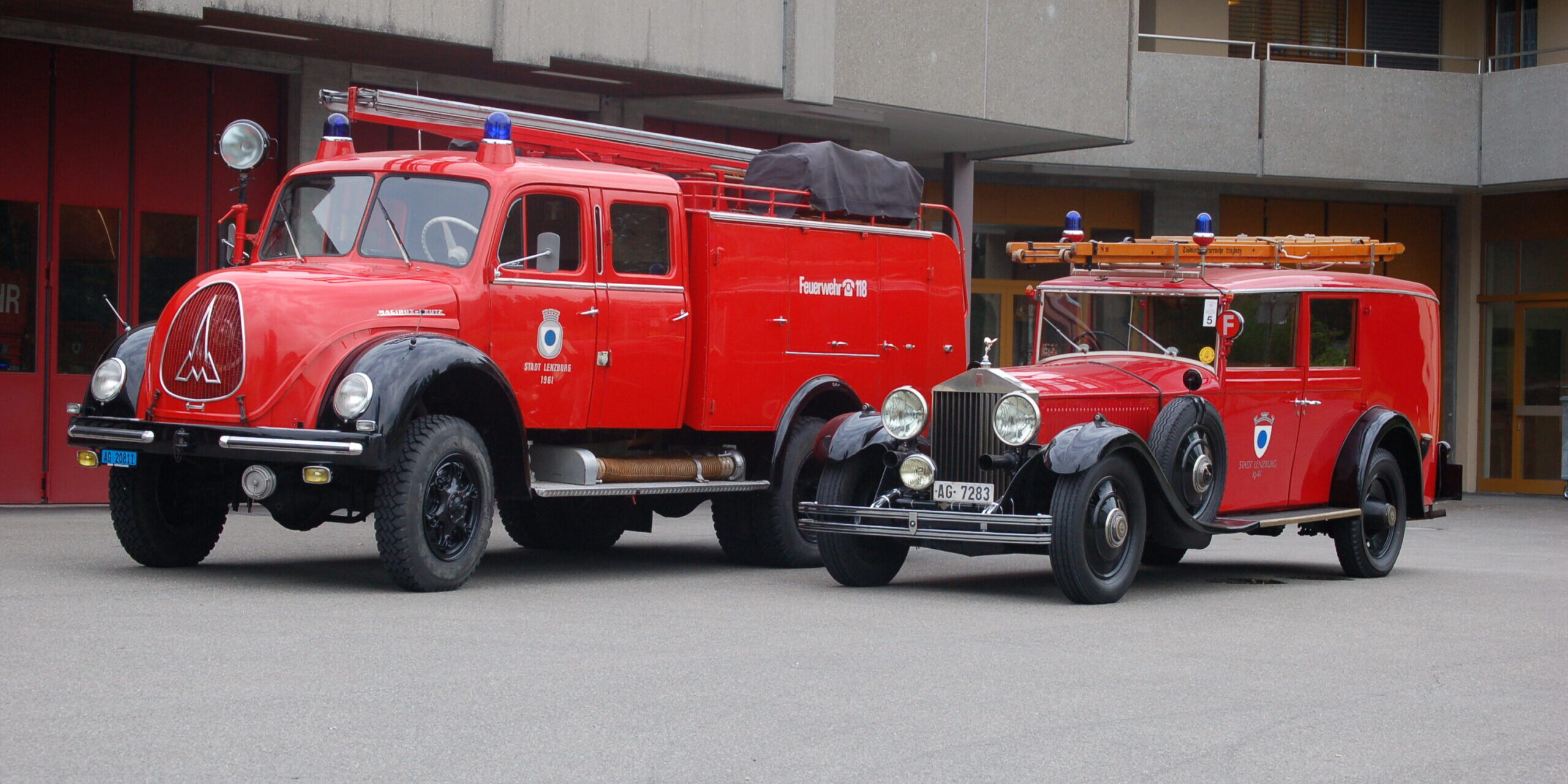 fwv-feuerwehrverein-lenzburg-rolls-royce-und-tanker-seitlich-schraeg-vor-magazin