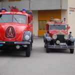 fwv-feuerwehrverein-lenzburg-rolls-royce-und-tanker-frontal-vor-magazin