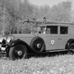 fwv-feuerwehrverein-lenzburg-rolls-royce-wiese-seitlich-schräg